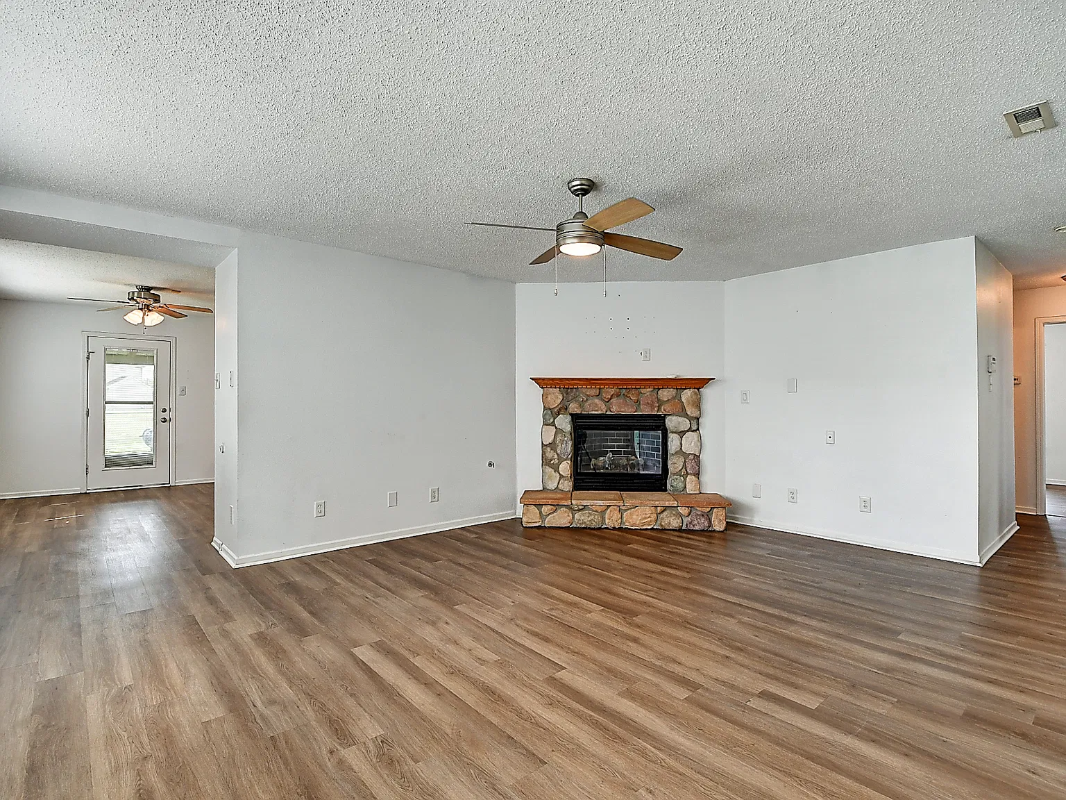 3 bed, 1489 sqft, $1,900 — Photo 3