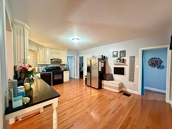 4th image of 162 Narragansett Blvd