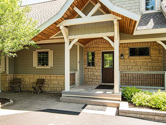 3rd image of 8 Trillium Ln