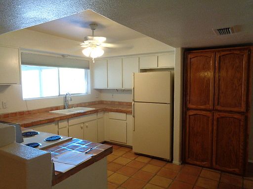 3rd image of 1044 W Dixon St