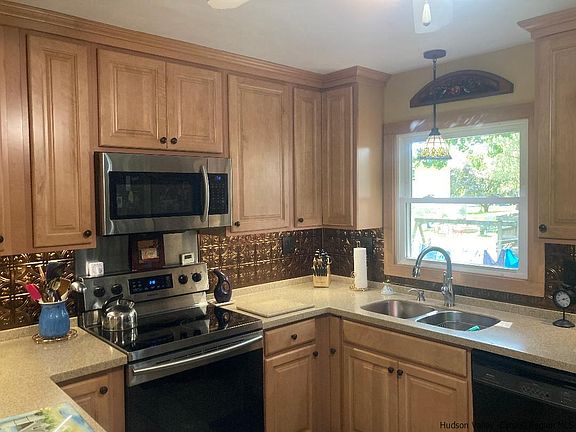 3rd image of 15 Blue Hills Dr
