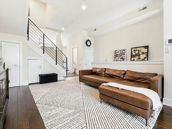 5th image of 1726 N Hope St