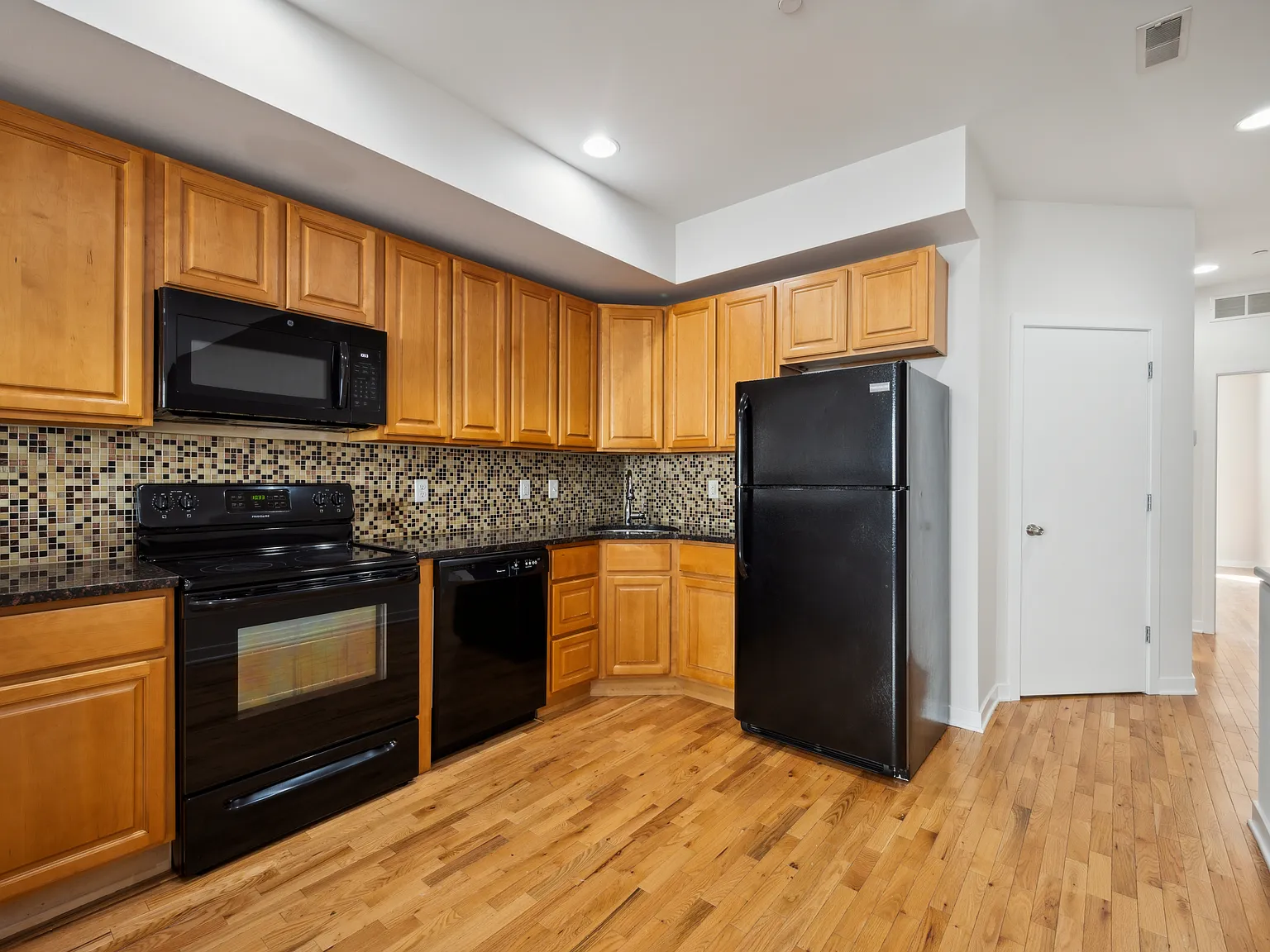 3 bed, 1652 sqft, $2,300 — Photo 4