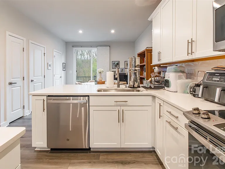 924 Broad River Ln — Photo 9