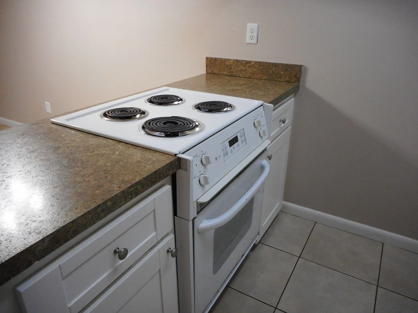 2 Bedroom 1 Bath 661 NE 26th Court-Unit C - Cypress Villas — Photo 3