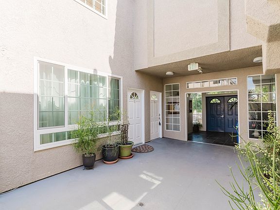 4th image of 18347 Saticoy St Unit 26