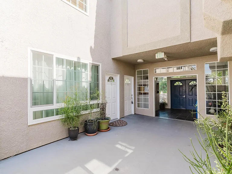 18347 Saticoy St #26 — Photo 4