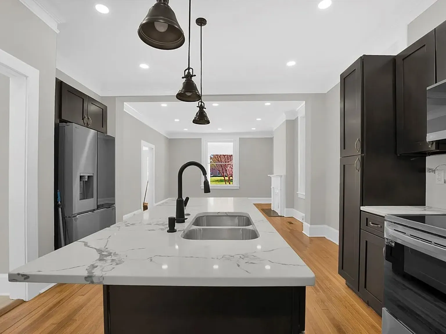 3 bed, 2.5 bath, 2134 sqft, $2,500 — Photo 2