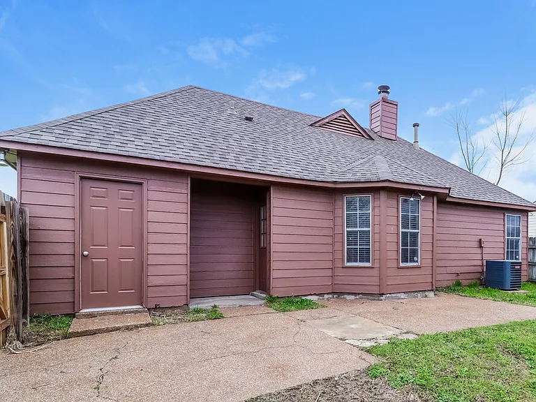 4671 Lindawood Ln — Photo 15