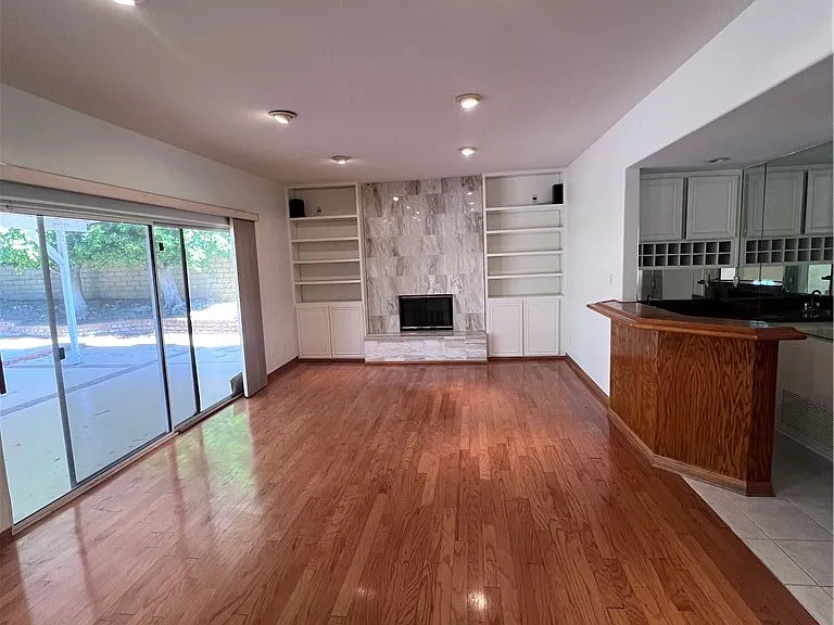 10209 Oakdale Ave — Photo 3