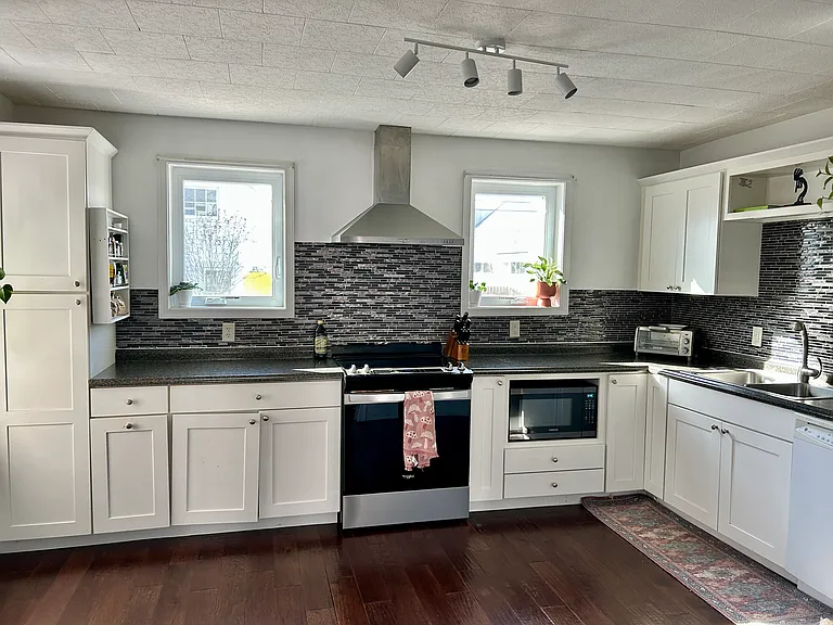 976 E Market St — Photo 1