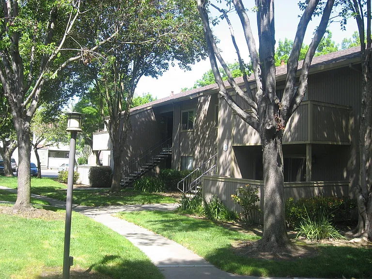 Red Cedar Ter — Photo 12