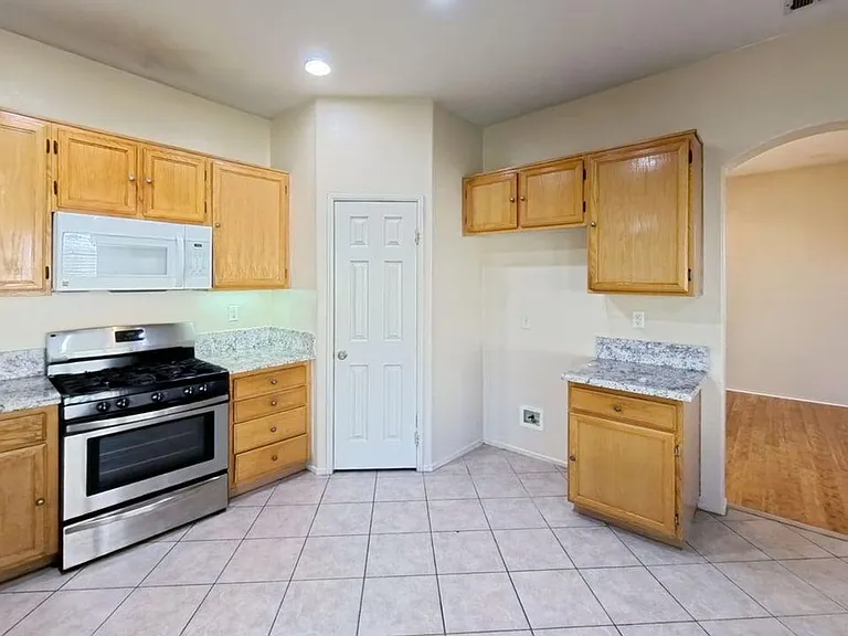 2226 Willowbrook Ln — Photo 9