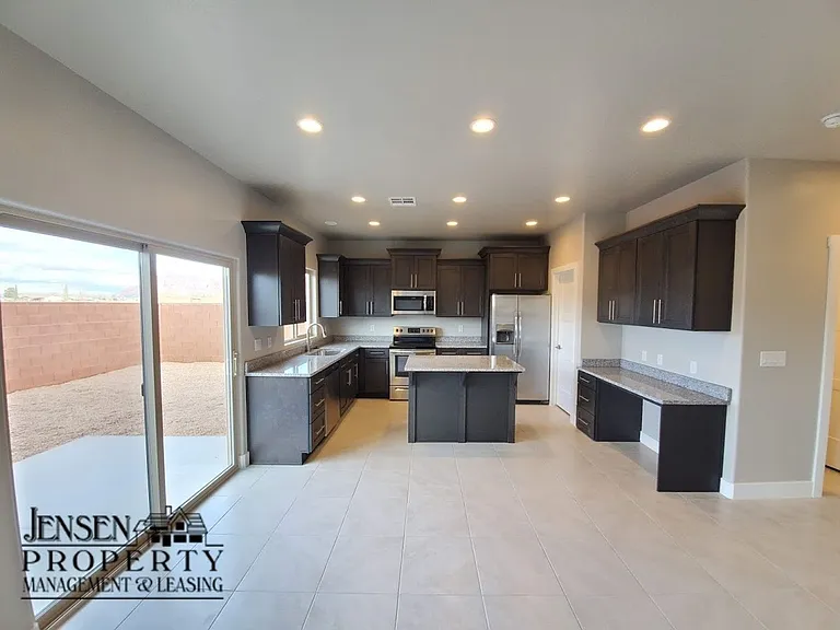Three Bedroom Red Mountain Vista Town Home — Photo 9