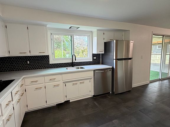 4th image of 328 Sharon Dr