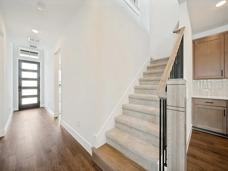 7342 Farley St — Photo 2