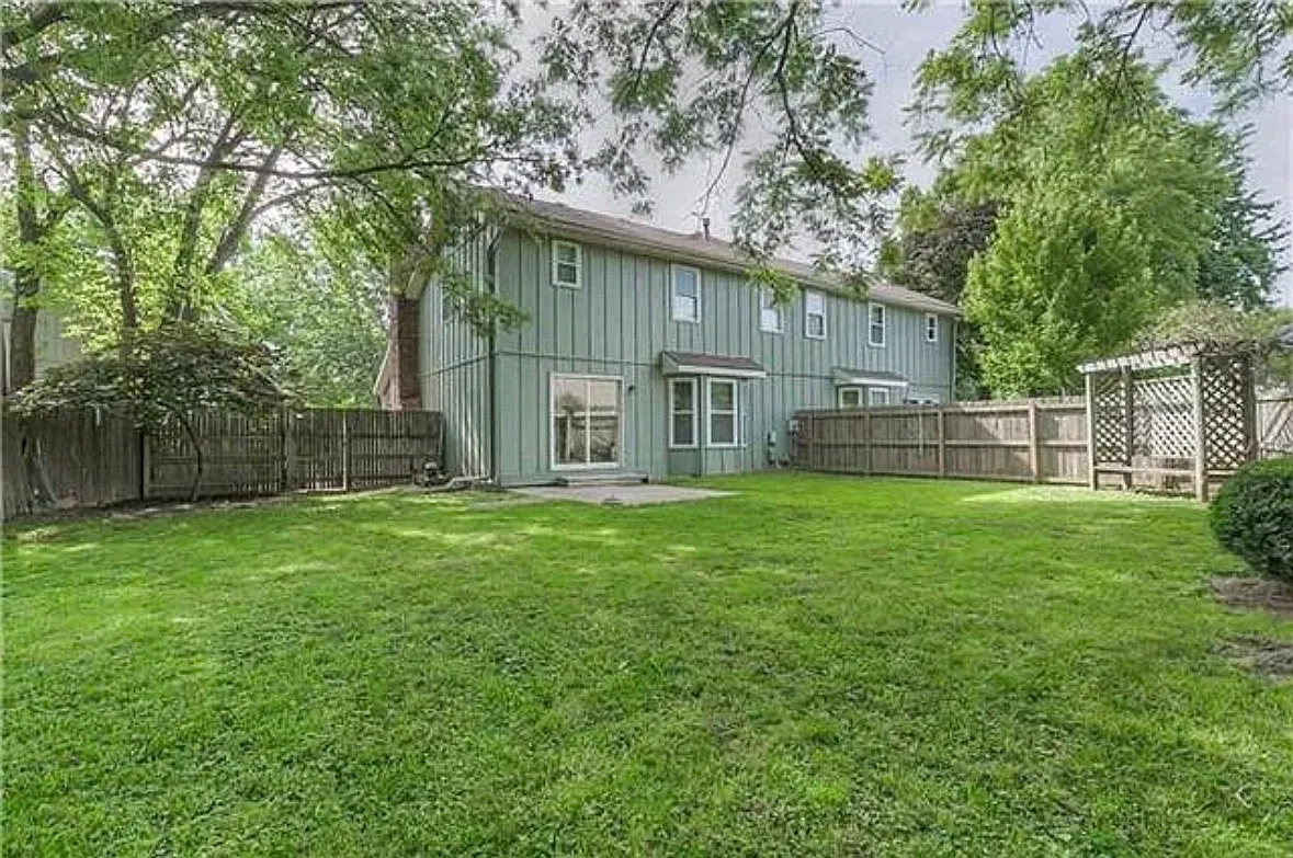 3 bed, 2.5 bath, 1398 sqft, $1,900 — Photo 3