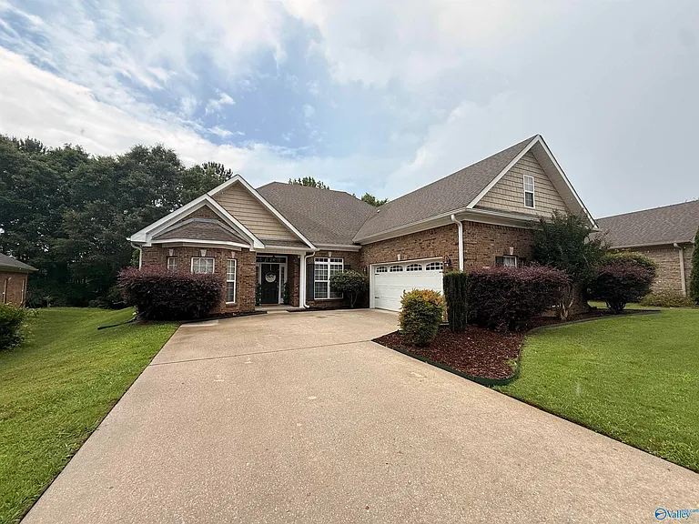 108 Blackwood Dr — Photo 2