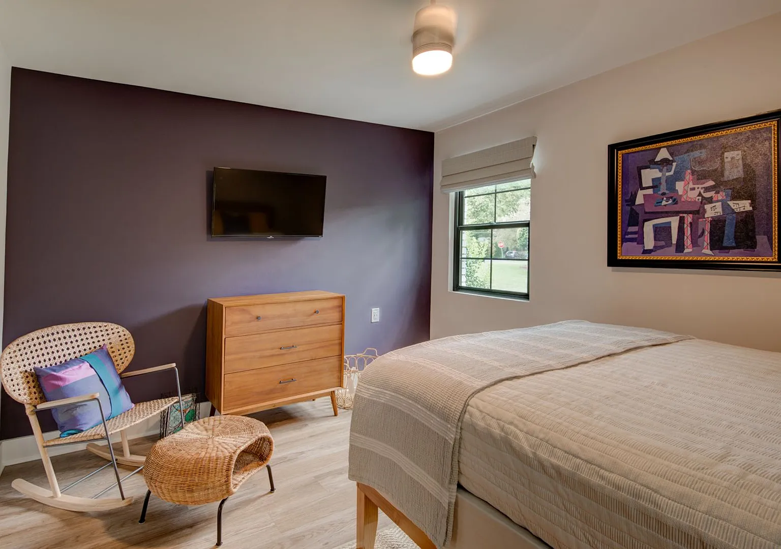 Your Modern Retreat Awaits Spacious, Fully Furnished & All Utilities Included — Photo 4