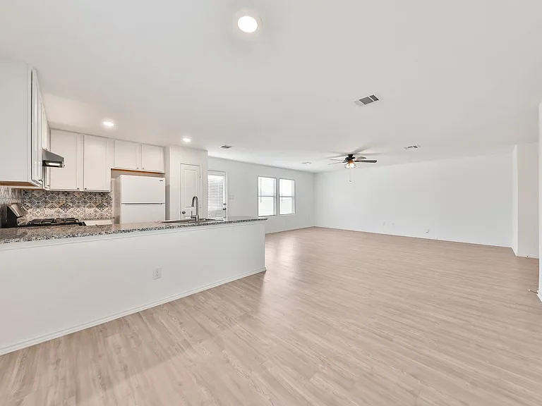 10626 McClintock Dr — Photo 7
