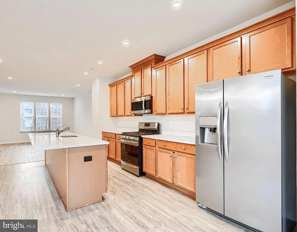 3 bed, 2.5 bath, 2400 sqft, $3,100 — Photo 2