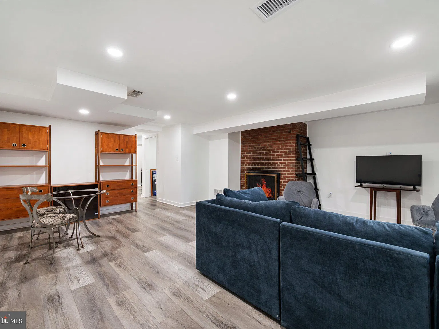 1 bed, 1.0 bath, 3500 sqft, $1,999 — Photo 4