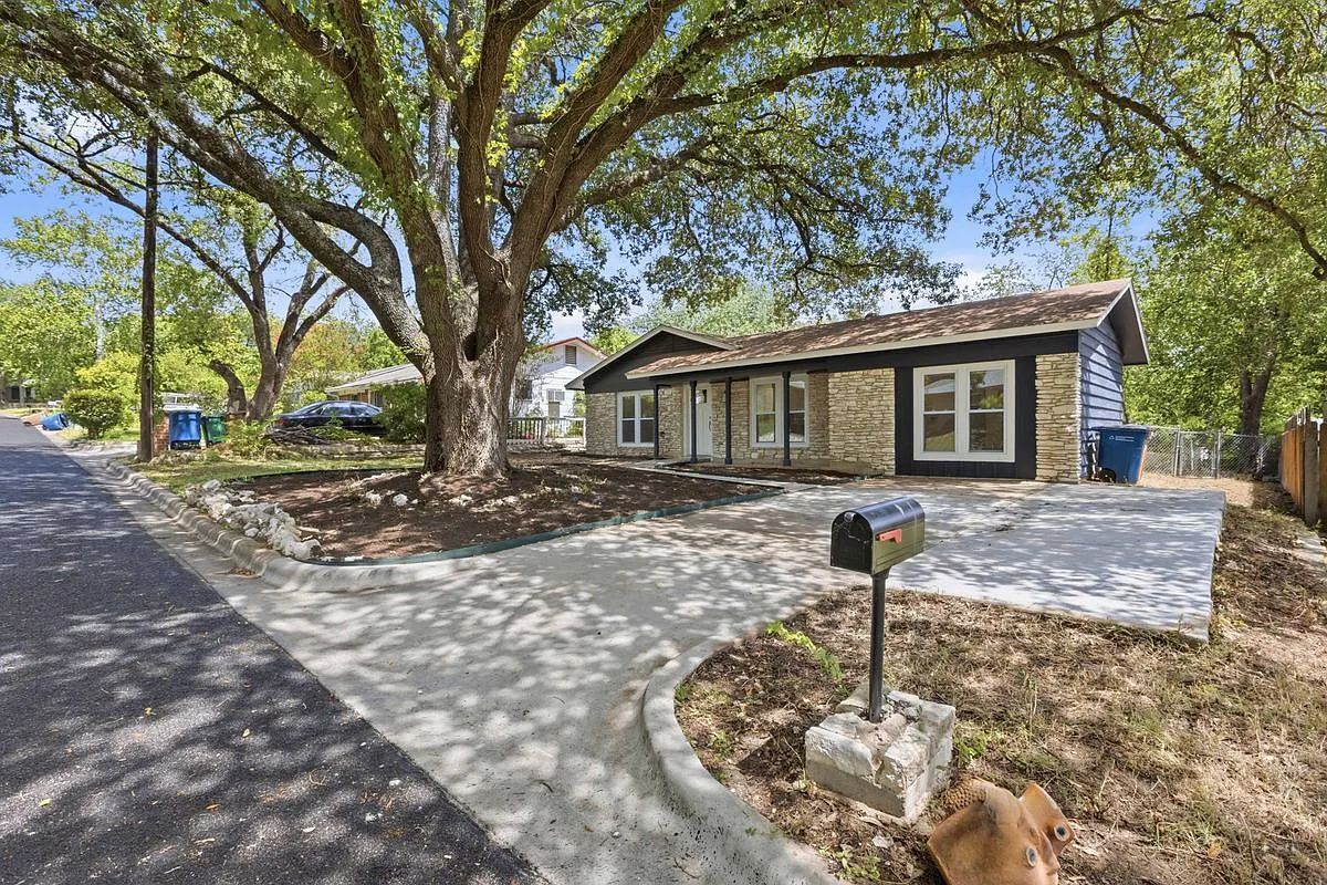 4 bed, 3.0 bath, 1499 sqft, $2,695 — Photo 2