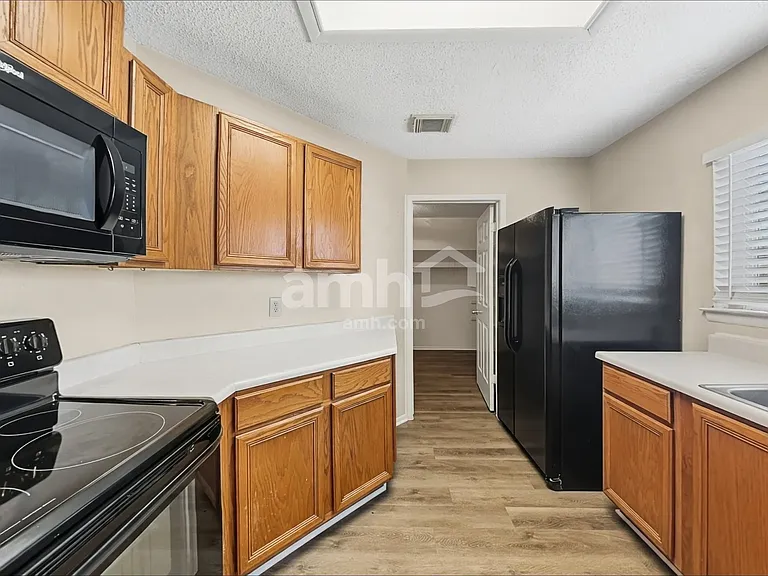 7659 Chatsworth — Photo 4