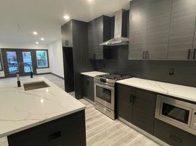 12 Montvale Ave, Woburn, MA