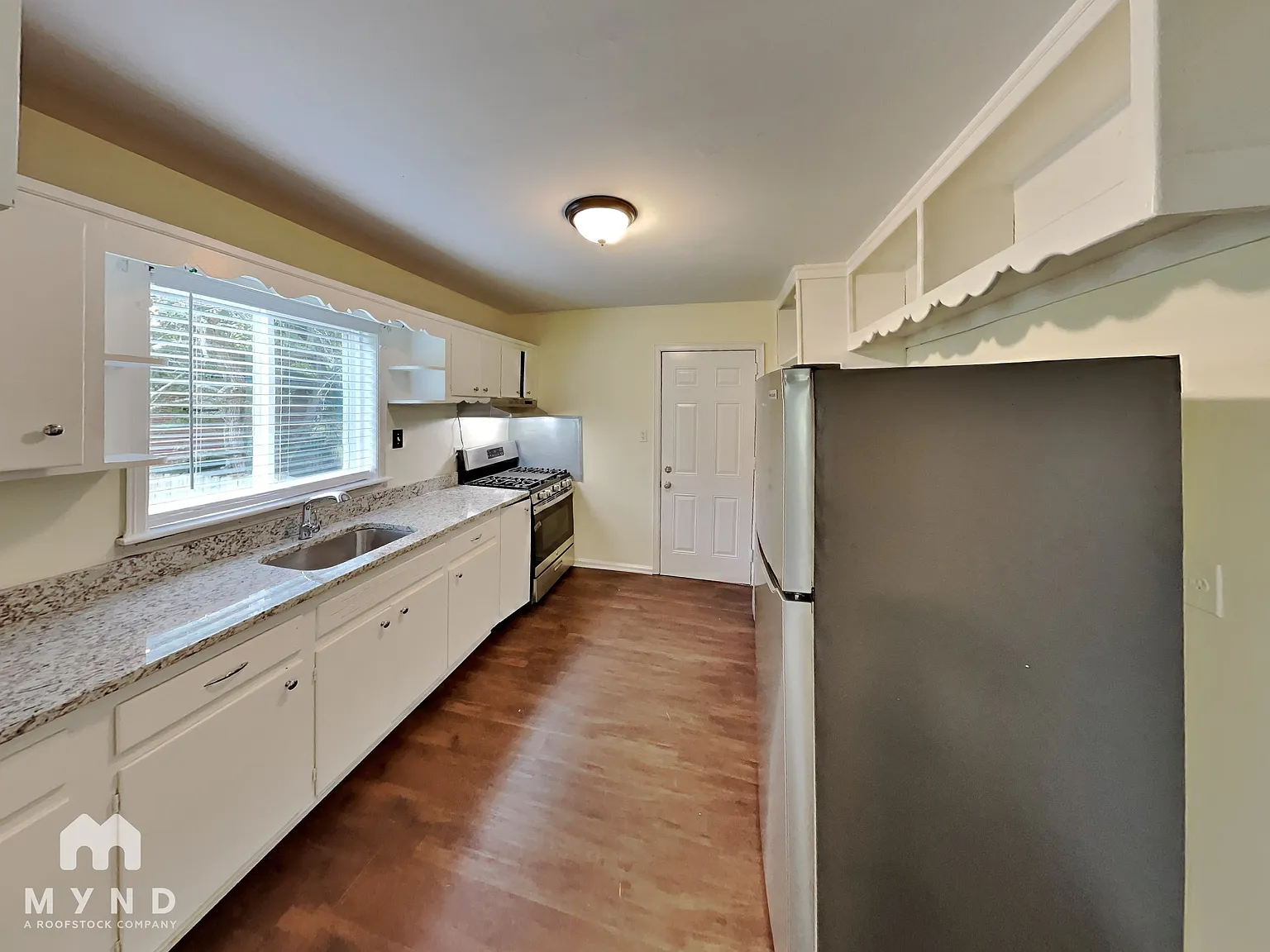 3 bed, 1.0 bath, 1048 sqft, $1,645 — Photo 3