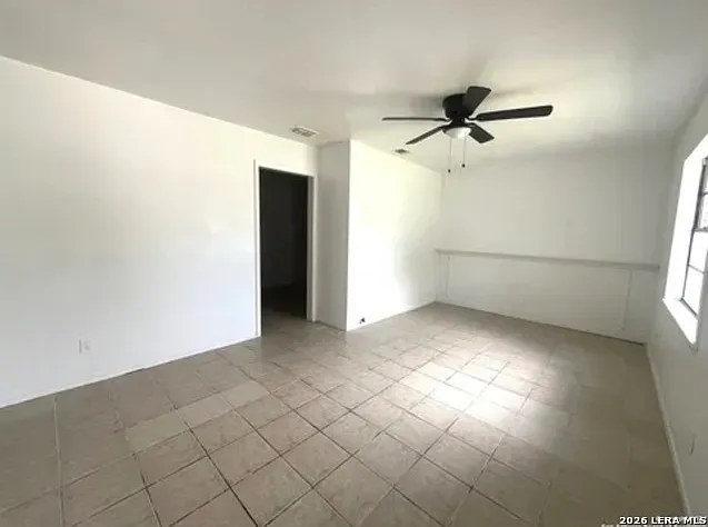 2205 Louise St — Photo 2