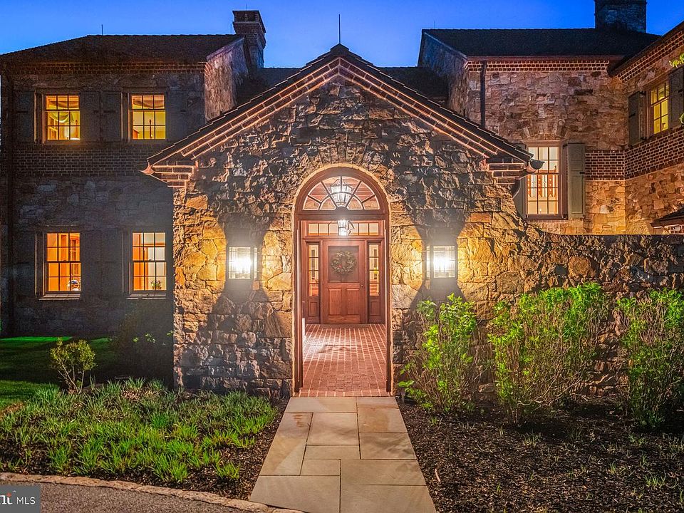 1st image of 4 Summer Meadow Ln
