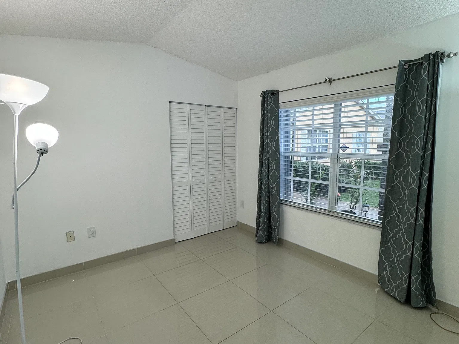 2-21220 NE 9th Ct — Photo 3