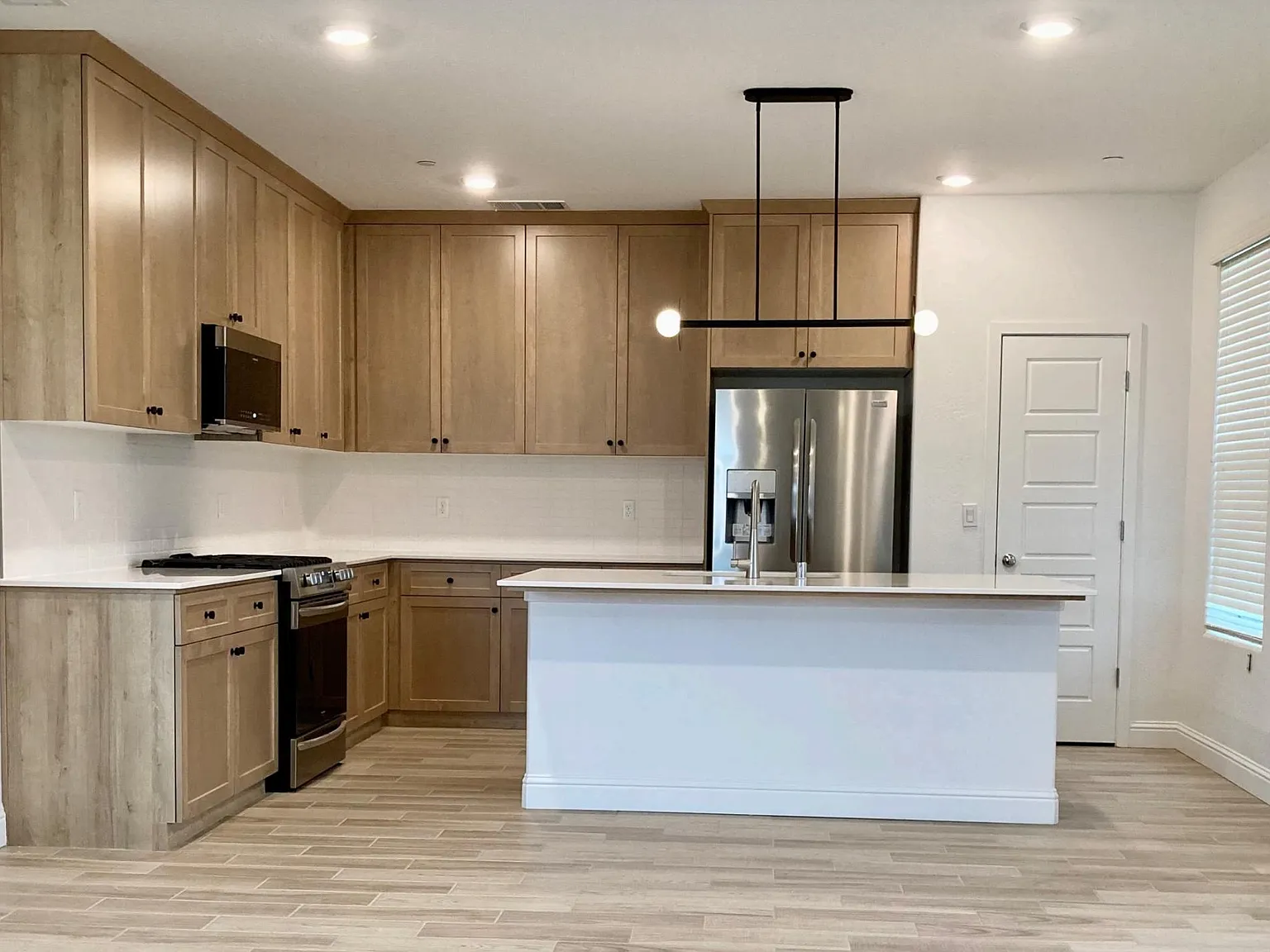 3 bed, 2.5 bath, 2019 sqft, $2,593 — Photo 3