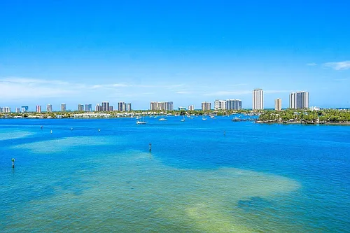 2640 Lake Shore Dr #711 Photo 1