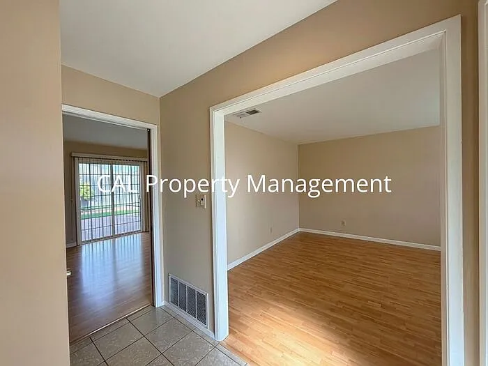 5 bed, 2.0 bath, 1832 sqft, $4,595 — Photo 3