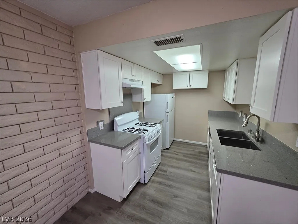 1 bed, 1.0 bath, 736 sqft, $900 — Photo 2