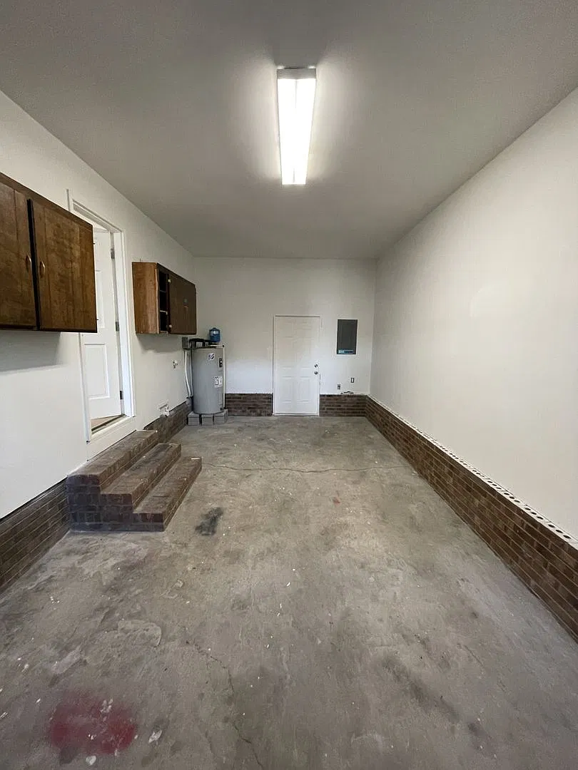 3 bd 1.5 ba Ranch with a garage and screen in deck — Photo 3