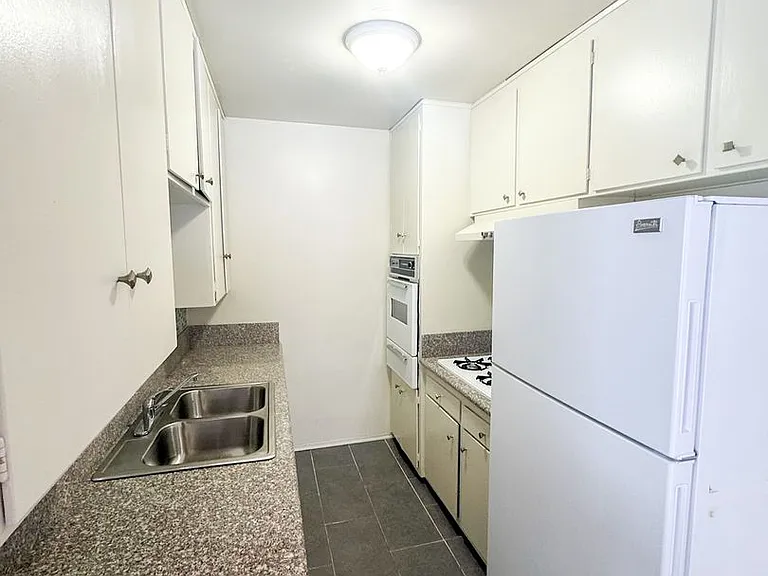1338 N Detroit St — Photo 4