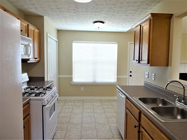 3 bed, 2.0 bath, 1560 sqft, $2,110 — Photo 3