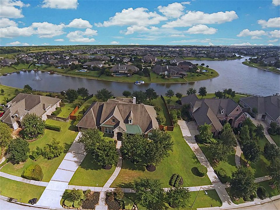 1/2 acre lot on the water in South Katy and in a well established neighborhood of Grayson Lakes.