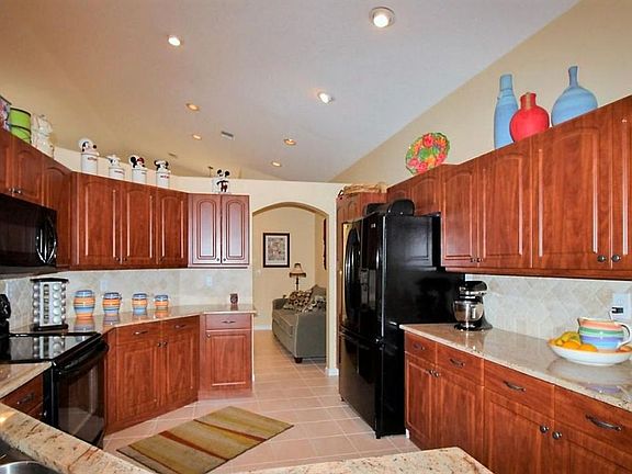 2nd image of 10400 Lexington Cir S