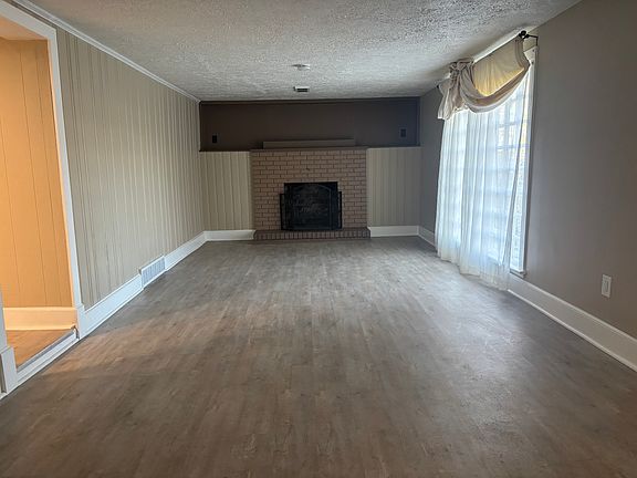 2nd image of 371 N Thomas Rd