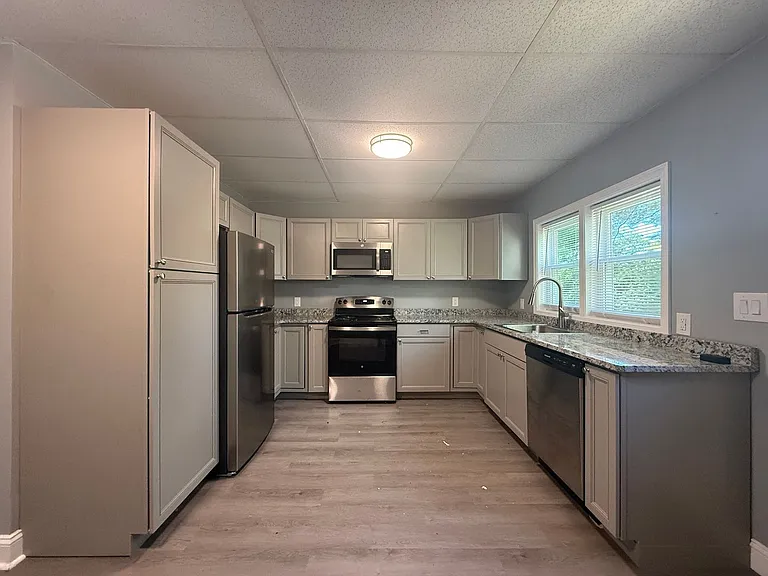 320 Woodfield Rd — Photo 6