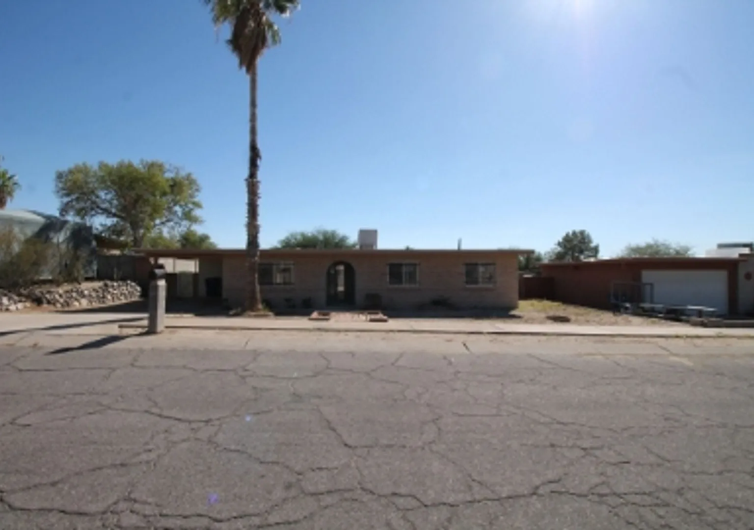 Spacious 4bd/2ba Featuring Central A/C and Large Private Yard — Photo 1
