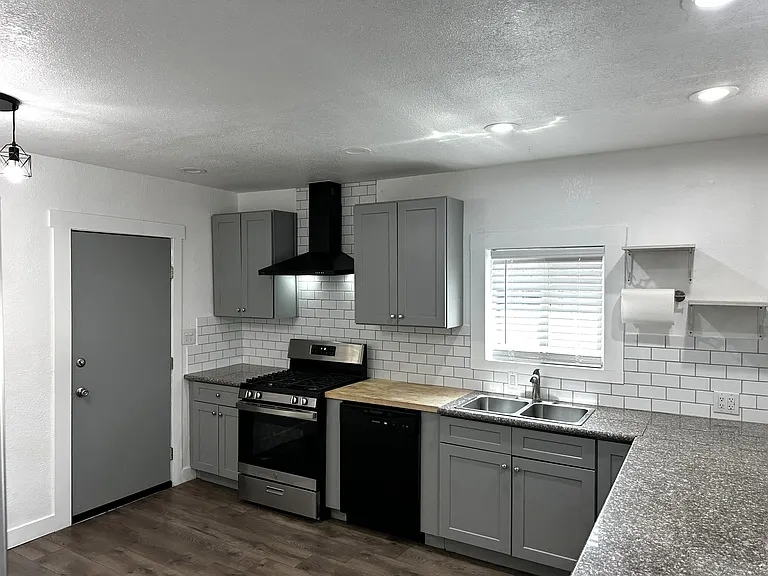 1532 N Calaveras St — Photo 3