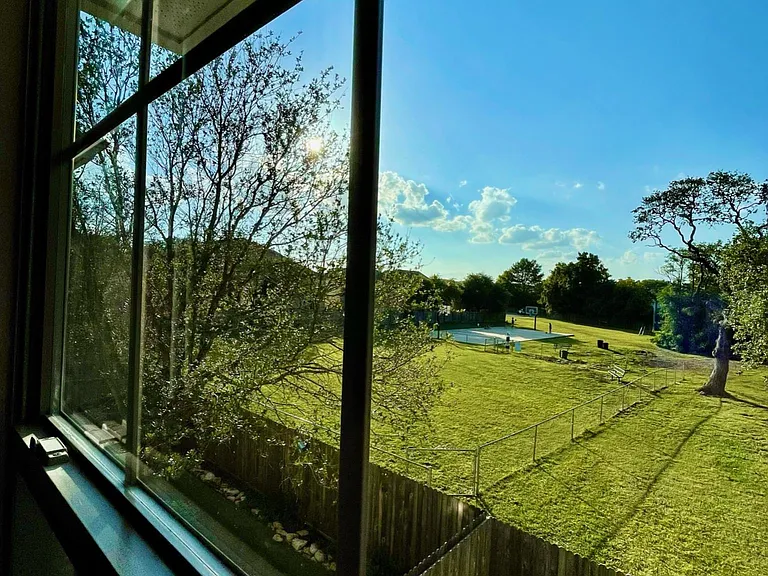 425 Hampton Cv — Photo 9