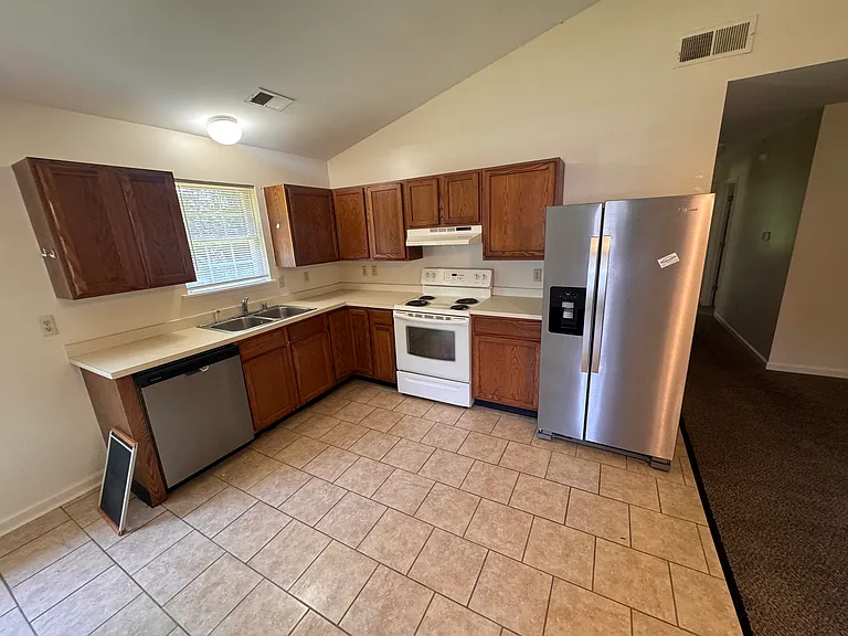 106 Creekwood Ln — Photo 3