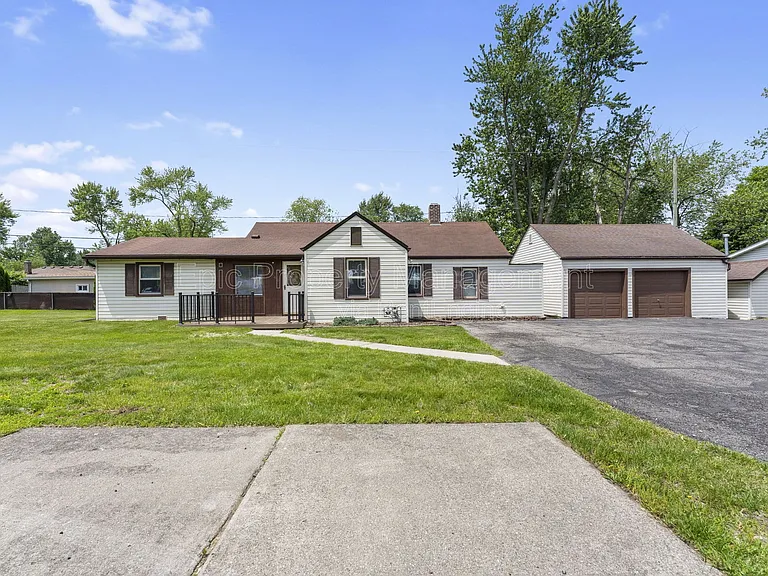 24440 Sylvan Ave — Photo 1