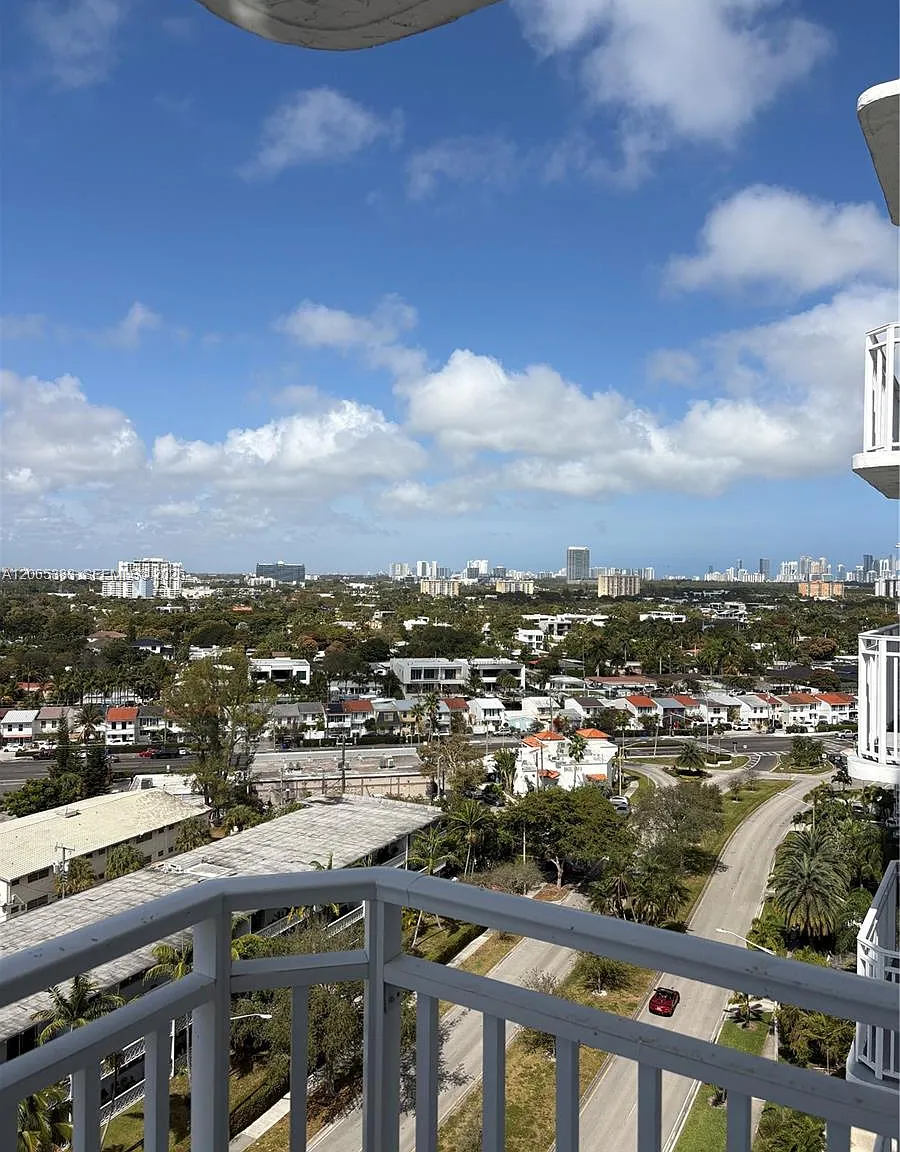 Bayview Towers Condo Sout — Photo 1